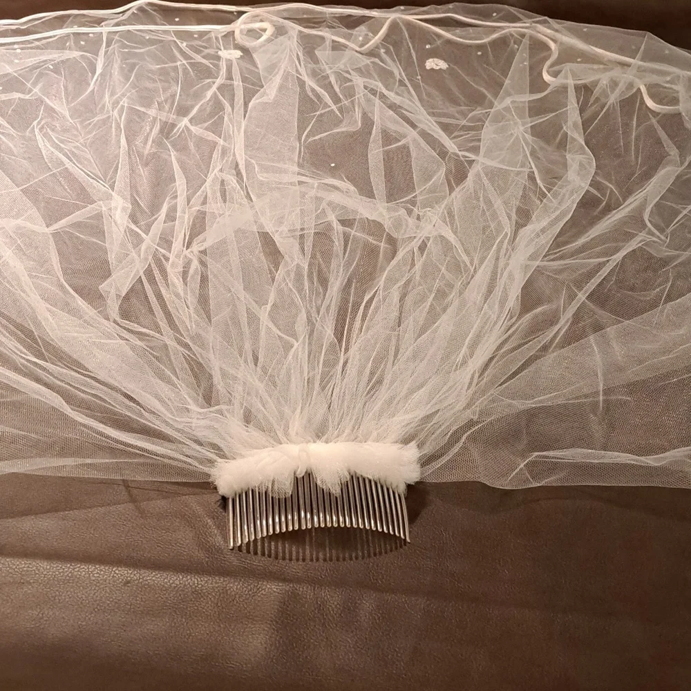 Rum Fingertip Ribbon Edge Veil